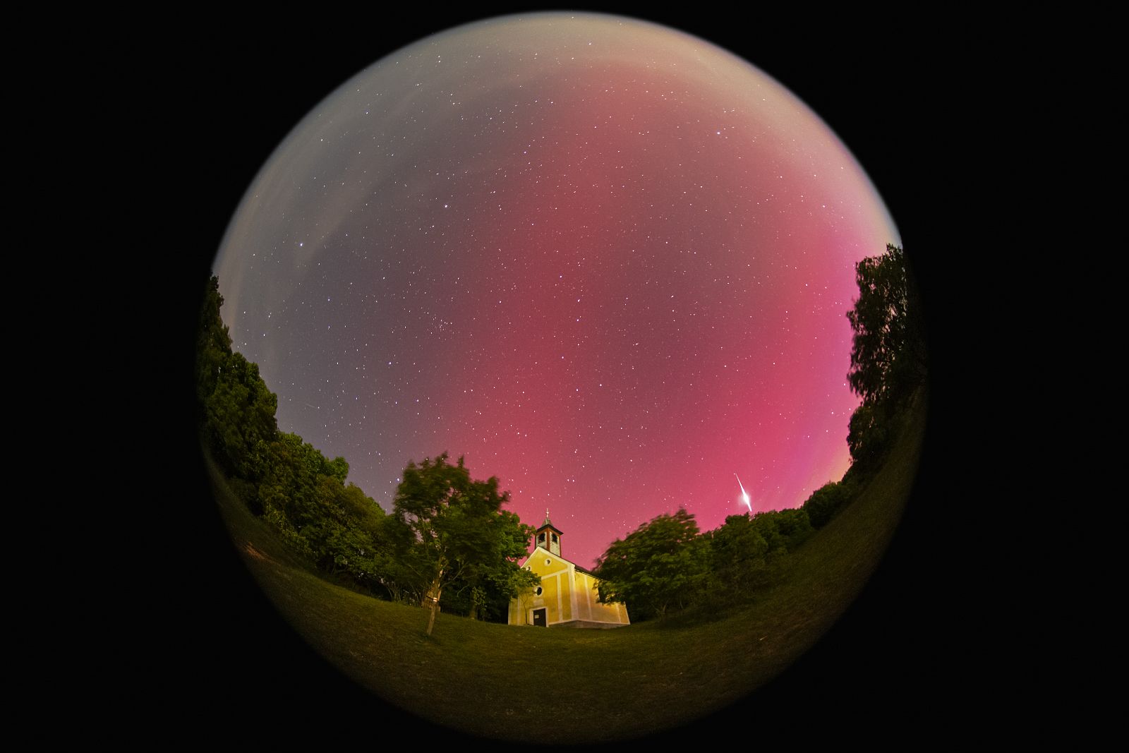 Sarki fény és egy műhold felvillanása a csatári kápolnánál